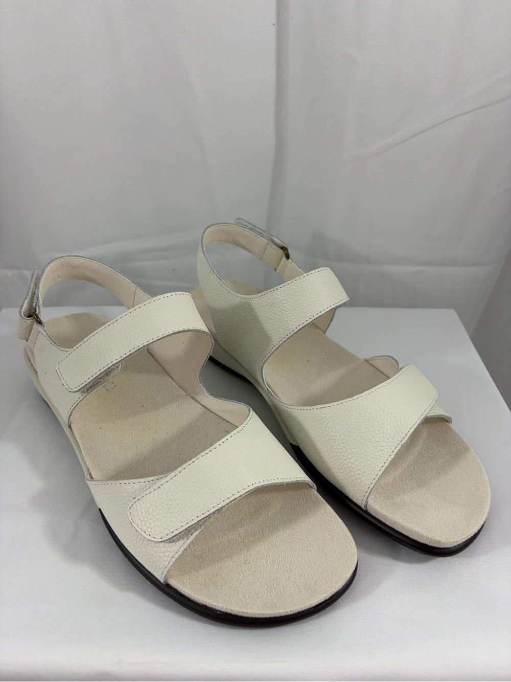 NWT Easy Spirit Women’s Size 8.5 Ivory Comfort Strap Sandals